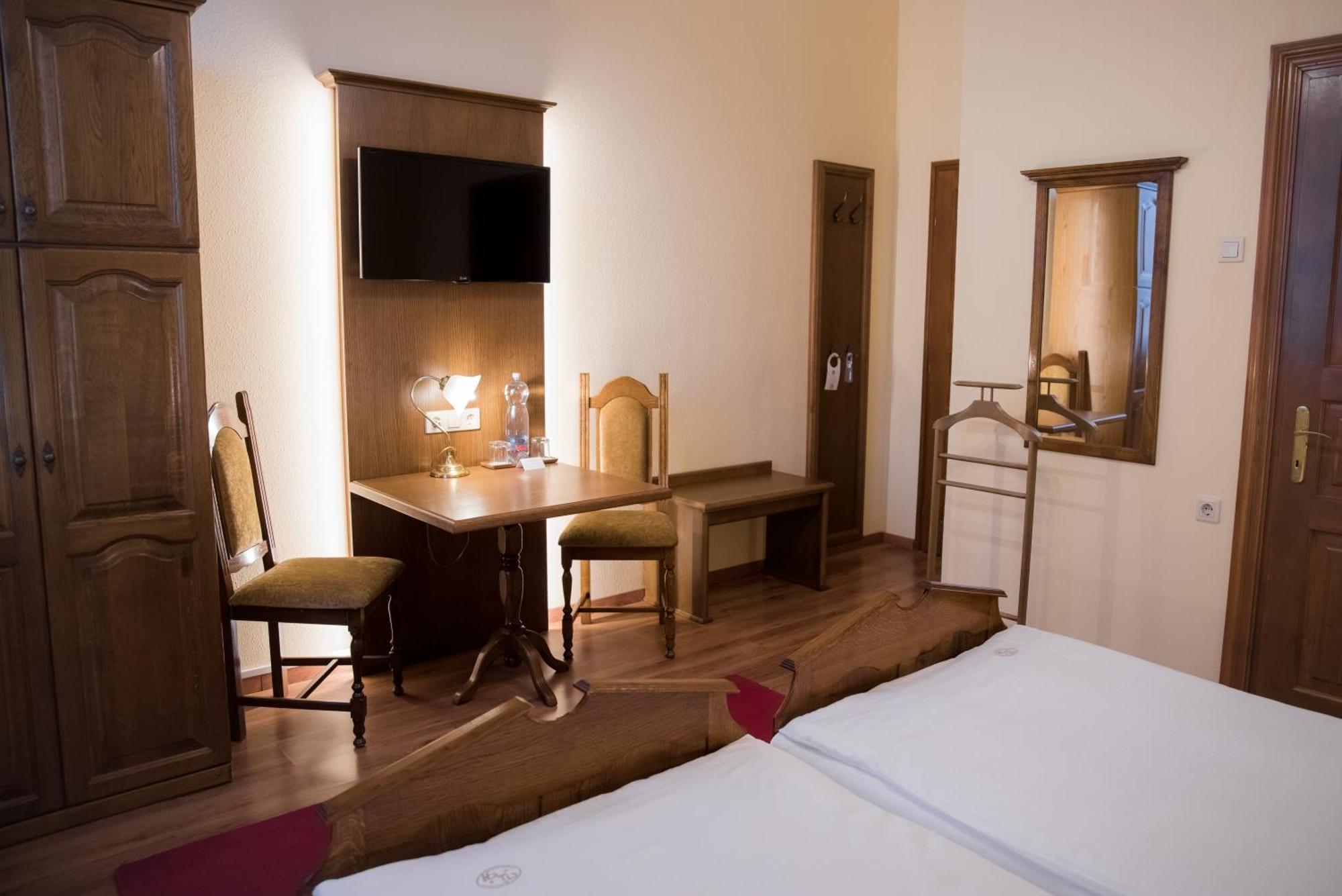 Vinum Hotel Кишкёрёш Экстерьер фото